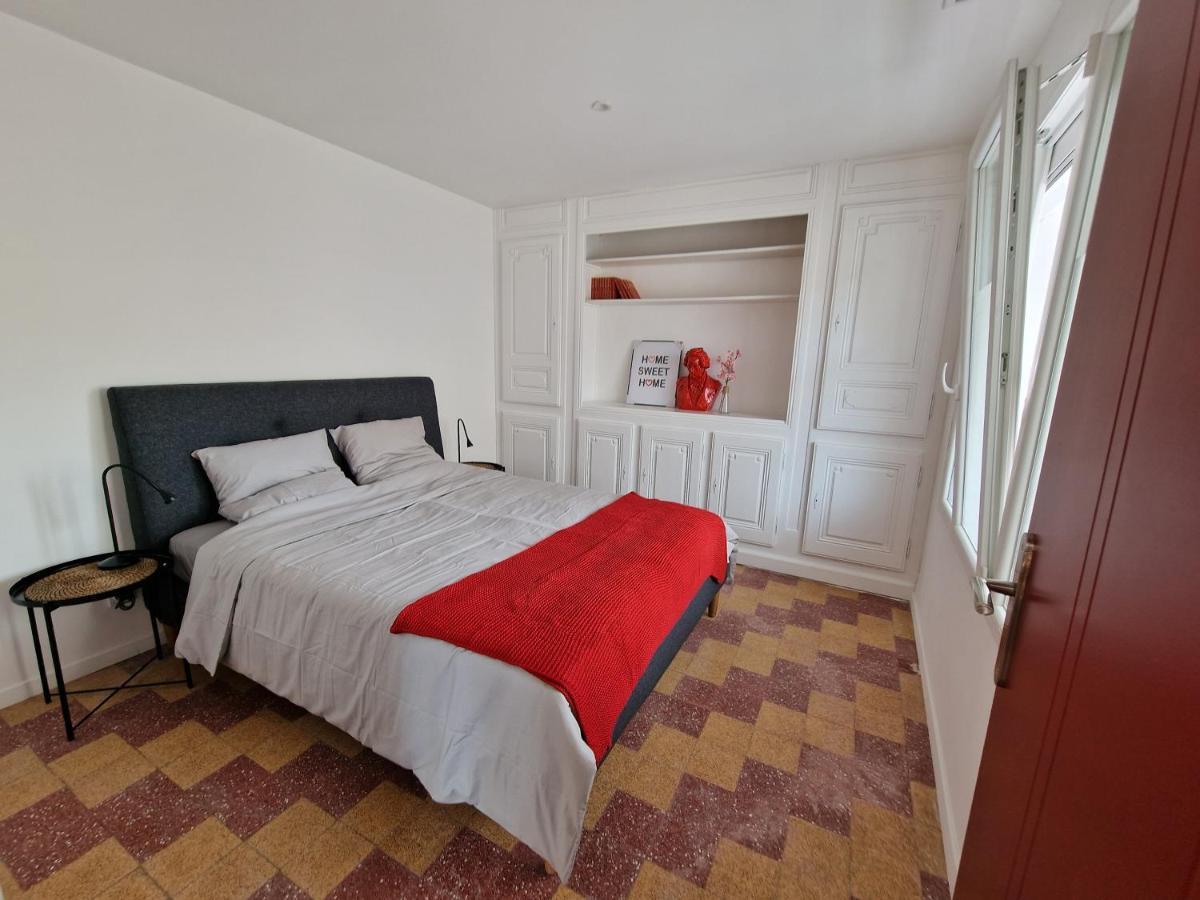 Maison Ping ,en Face Des Arenes *