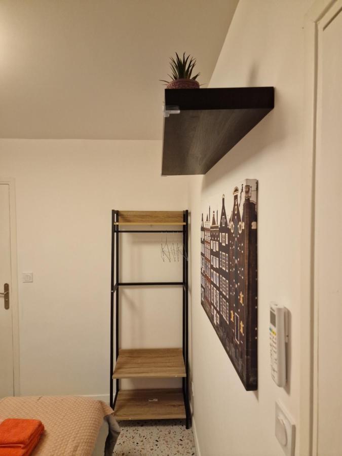 Maison Ping ,en Face Des Arenes *