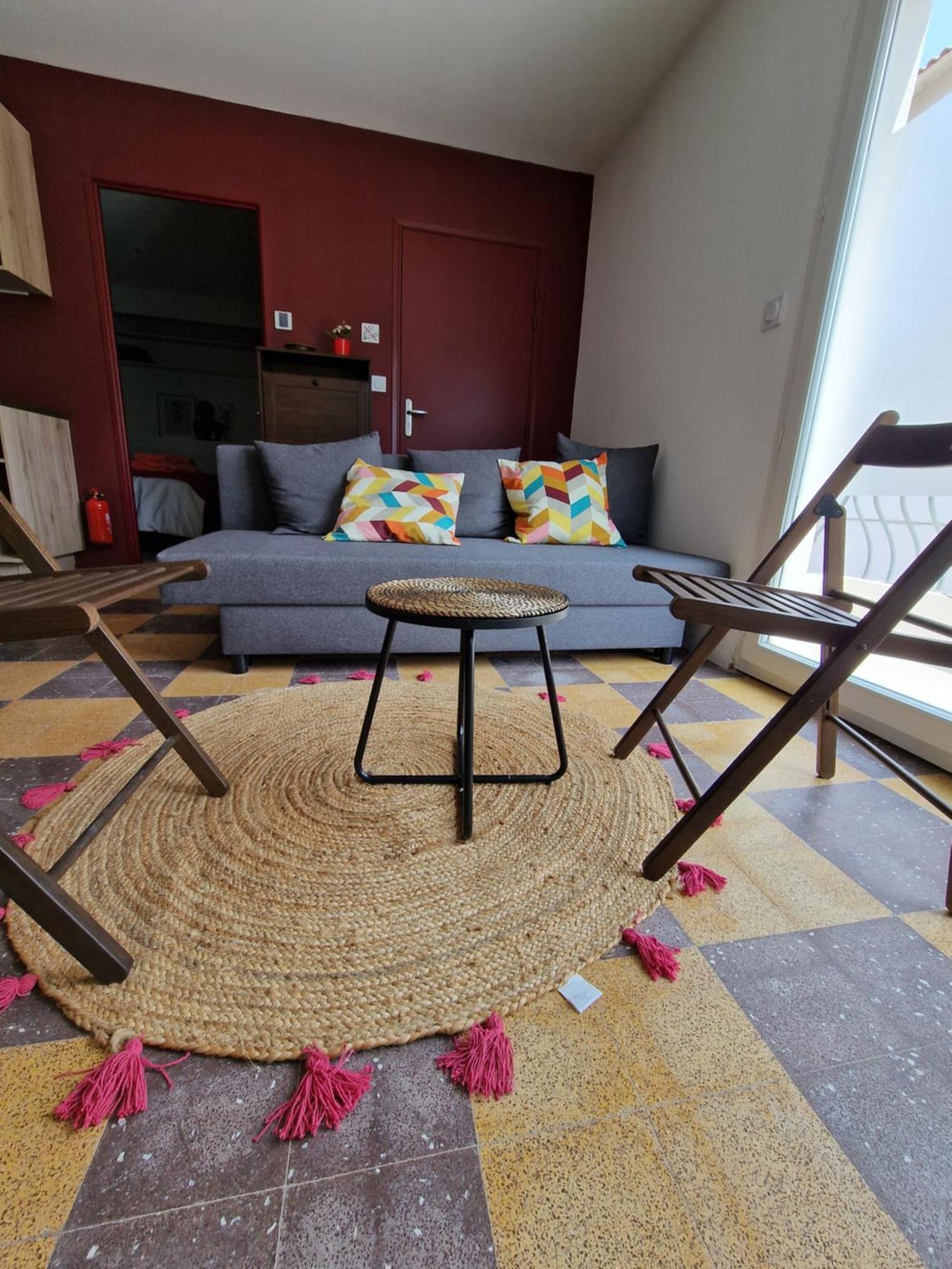 Maison Ping ,en Face Des Arenes *